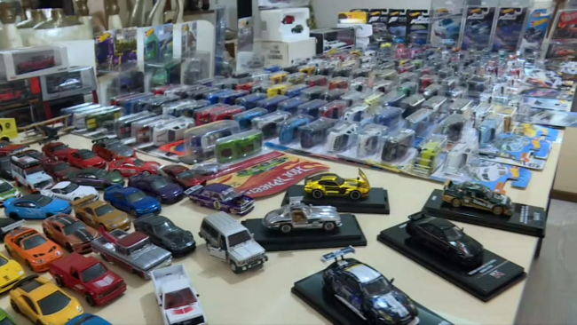 Oğluna aldığı oyuncak arabalar koleksiyona dönüştü